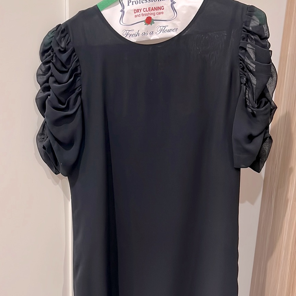 In excellent condition Theory like new 100% silk puffy sleeve dress size 0